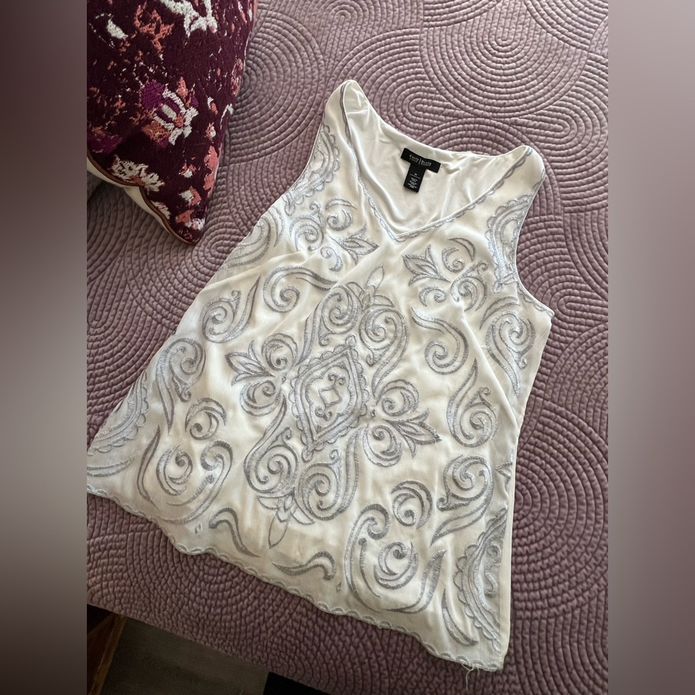 WHBM Embroidered Top V-Neck M